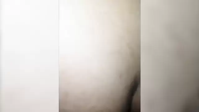 Tacik çift, ev yapımı seks kasetinin tadını çıkarıyor.